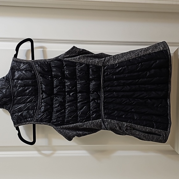 220. Lululemon Run: Turn Around Vest - Picture 4 of 12